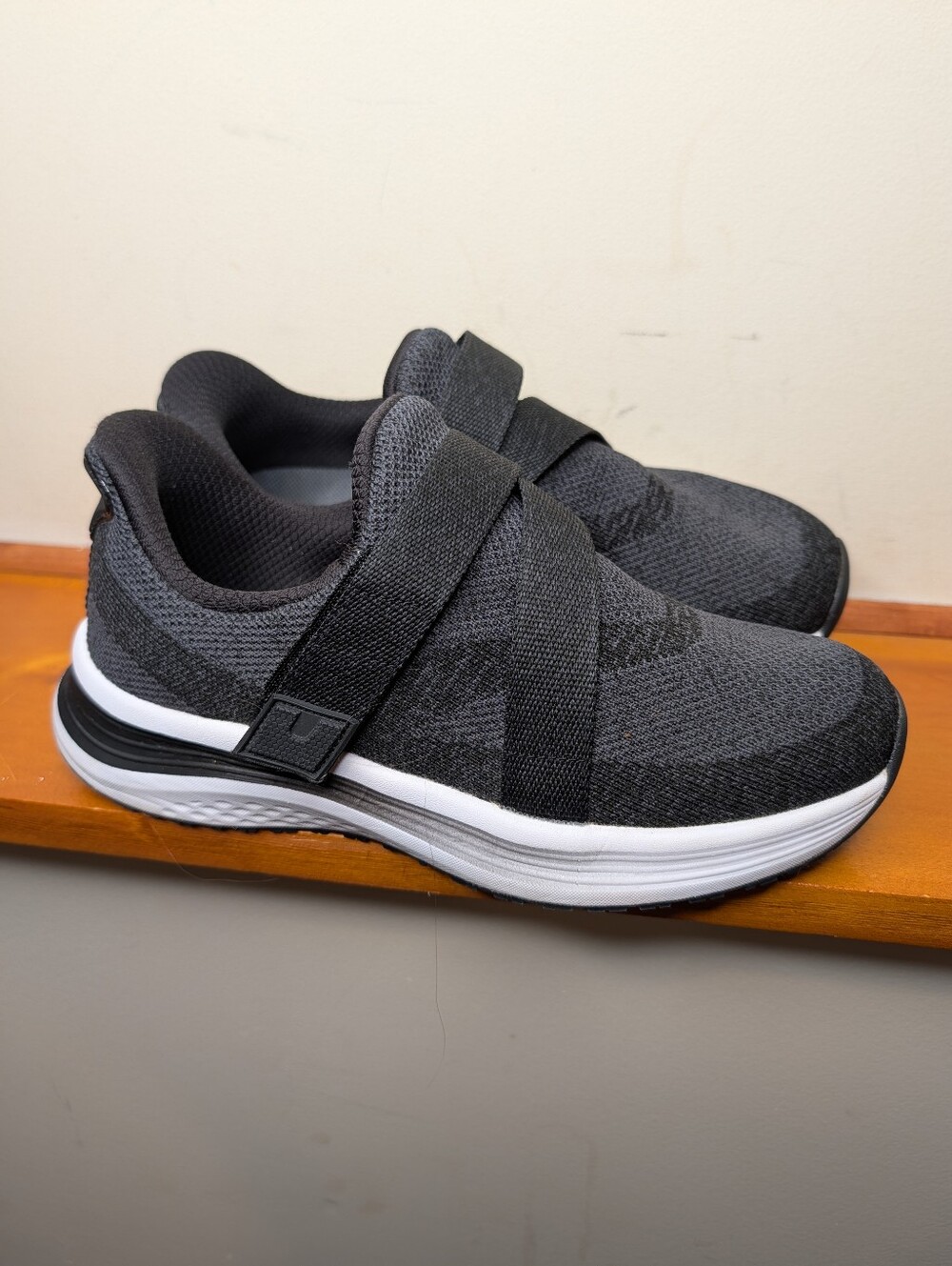 Orthofeet Black Gray Knit Sneakers Wide Width Velcro Strap Women's 8 D
